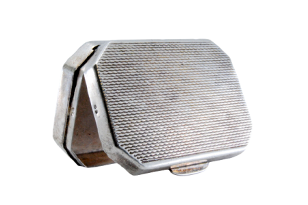 Caixa de comprimidos em prata guilhochada de cantos cortados na tampa basculante.